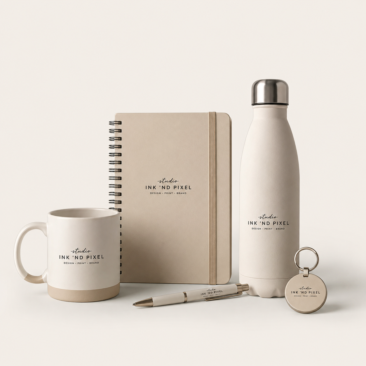 Gepersonaliseerde merchandise zoals mokken, notitieboeken, pennen en relatiegeschenken bedrukt met eigen ontwerp.