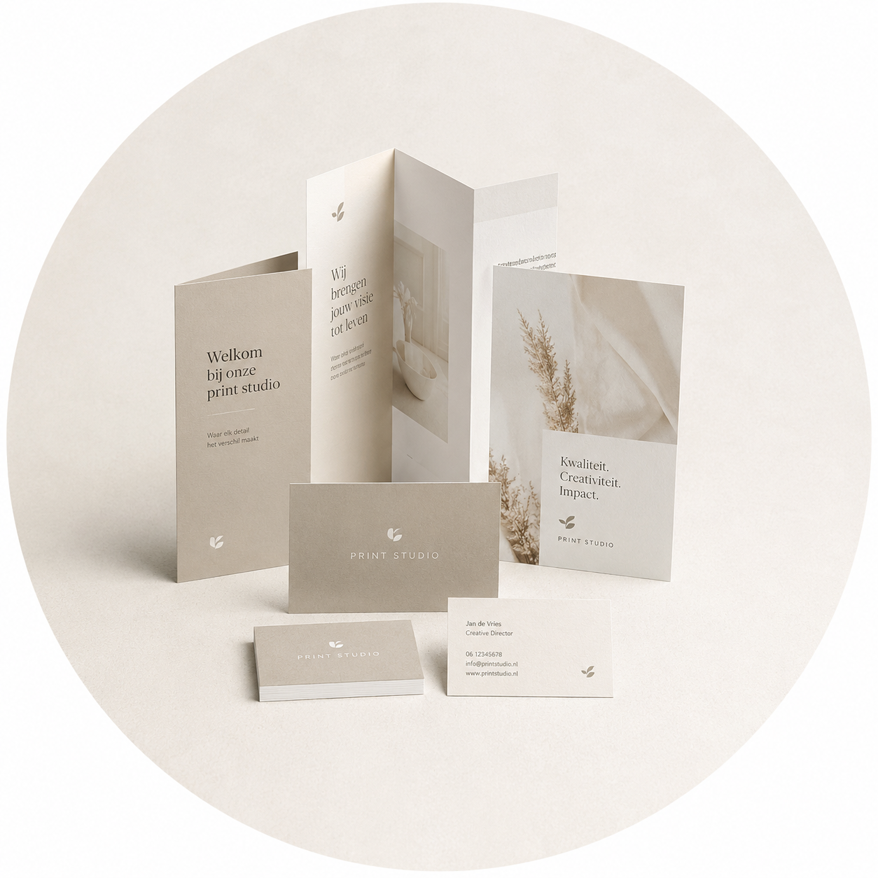 Luxe papier- en drukwerk van Studio Ink 'nd Pixel, waaronder visitekaartjes, flyers, brochures en zakelijk drukwerk op maat.