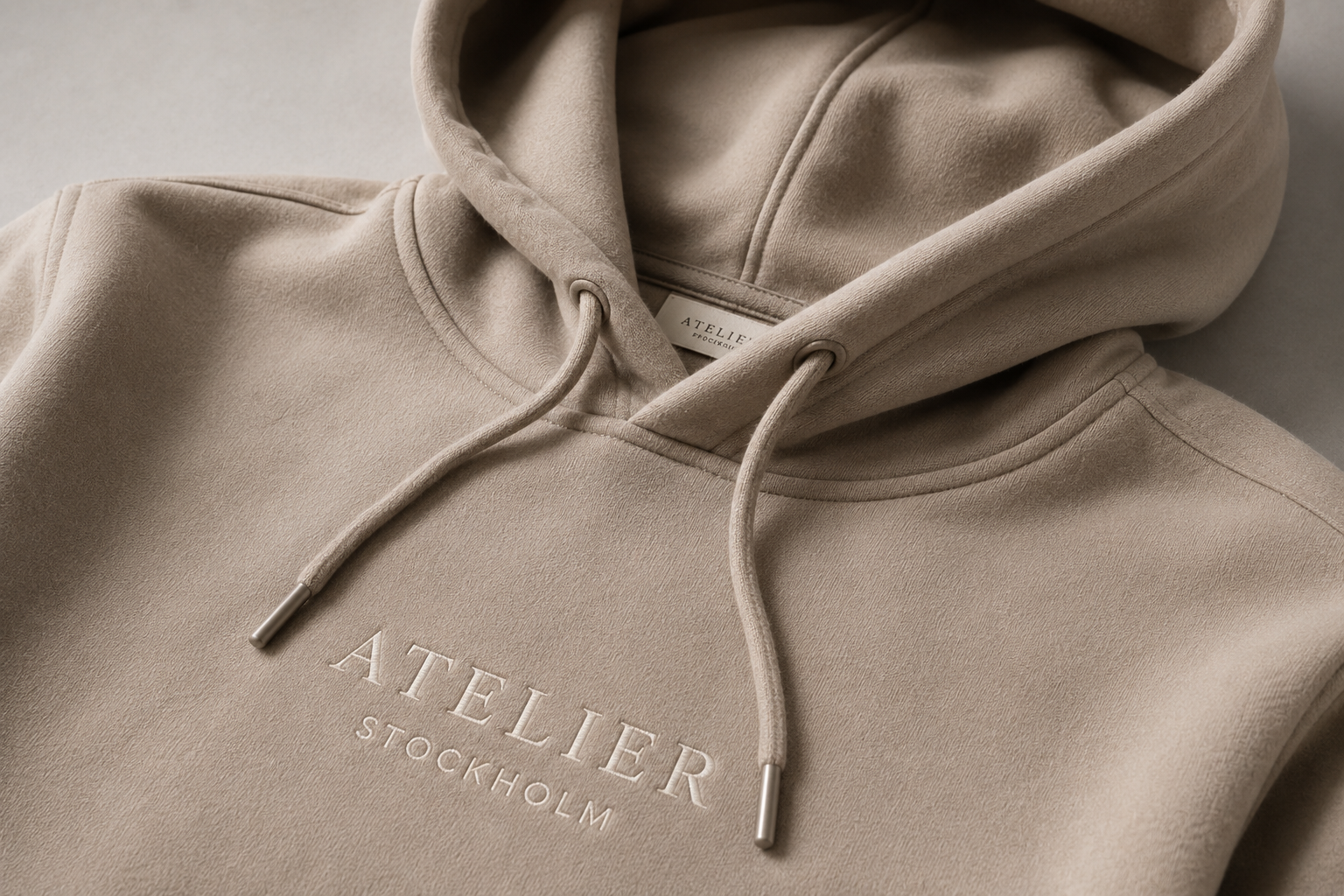 Premium geborduurde hoodie in neutrale beige tint met hoogwaardige afwerking voor bedrijfskleding en gepersonaliseerde kledingborduring